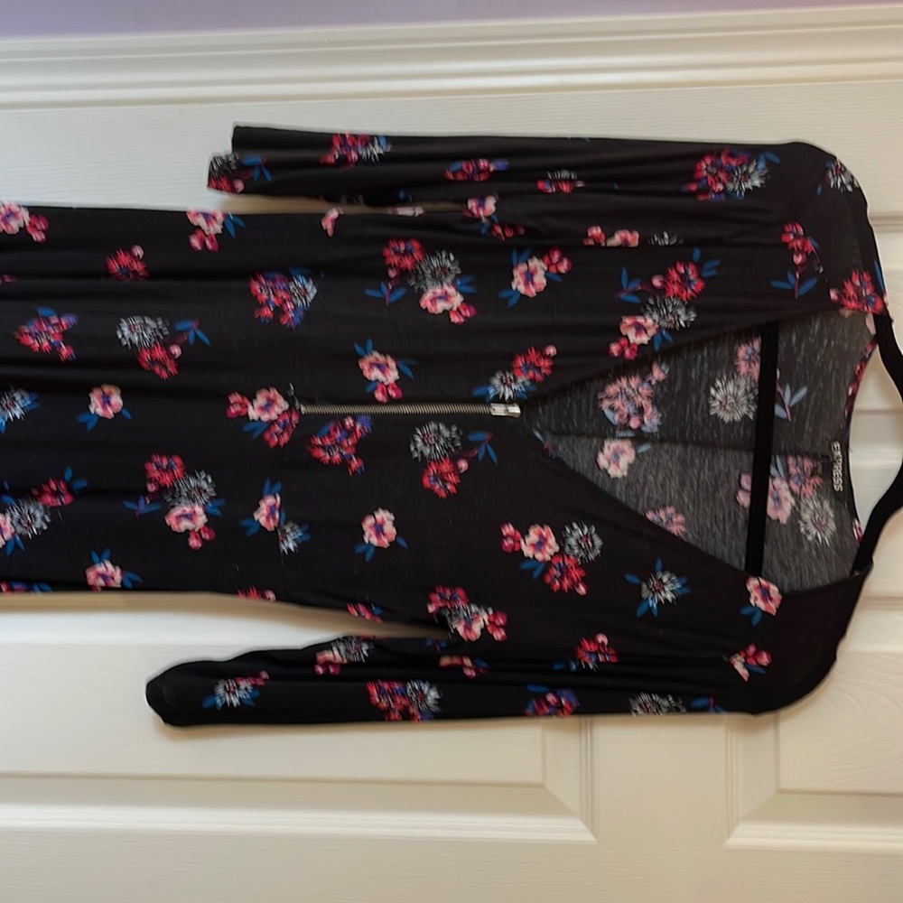 Medium floral dress. 3/4 sleeve.